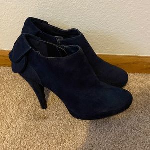 Navy heels with bow detail in the back, worn once